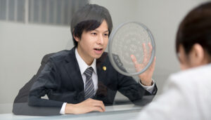 逮捕されたら無料で相談できる当番弁護士の制度とは?利用するメリットと注意点