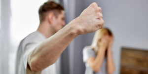 暴行罪と傷害罪では罪の重さは違う?逮捕の可能性や解決策を解説