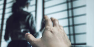 何をしたら強制わいせつで逮捕される?逮捕後の流れや示談金の相場を解説