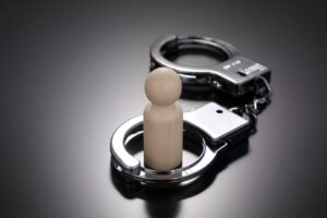 痴漢で捕まると必ず前科がつく?前科のデメリットと不起訴を獲得する方法