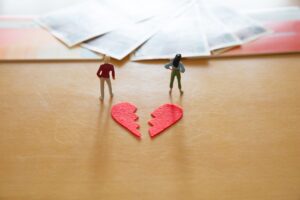 借金で離婚すべきか悩む人へ|返済義務や財産分与の不安解消に向けて