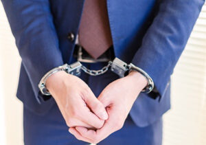 公然わいせつとは?逮捕の流れや刑罰、前科のタイミングなど詳しく解説