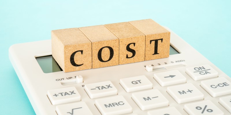 相続放棄の費用はいくらかかる？専門家に依頼する場合と自分でおこなう場合の違いを解説