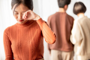 夫(妻)が異性と食事に行くのは不貞行為?慰謝料を請求できるケースとその方法を徹底解説