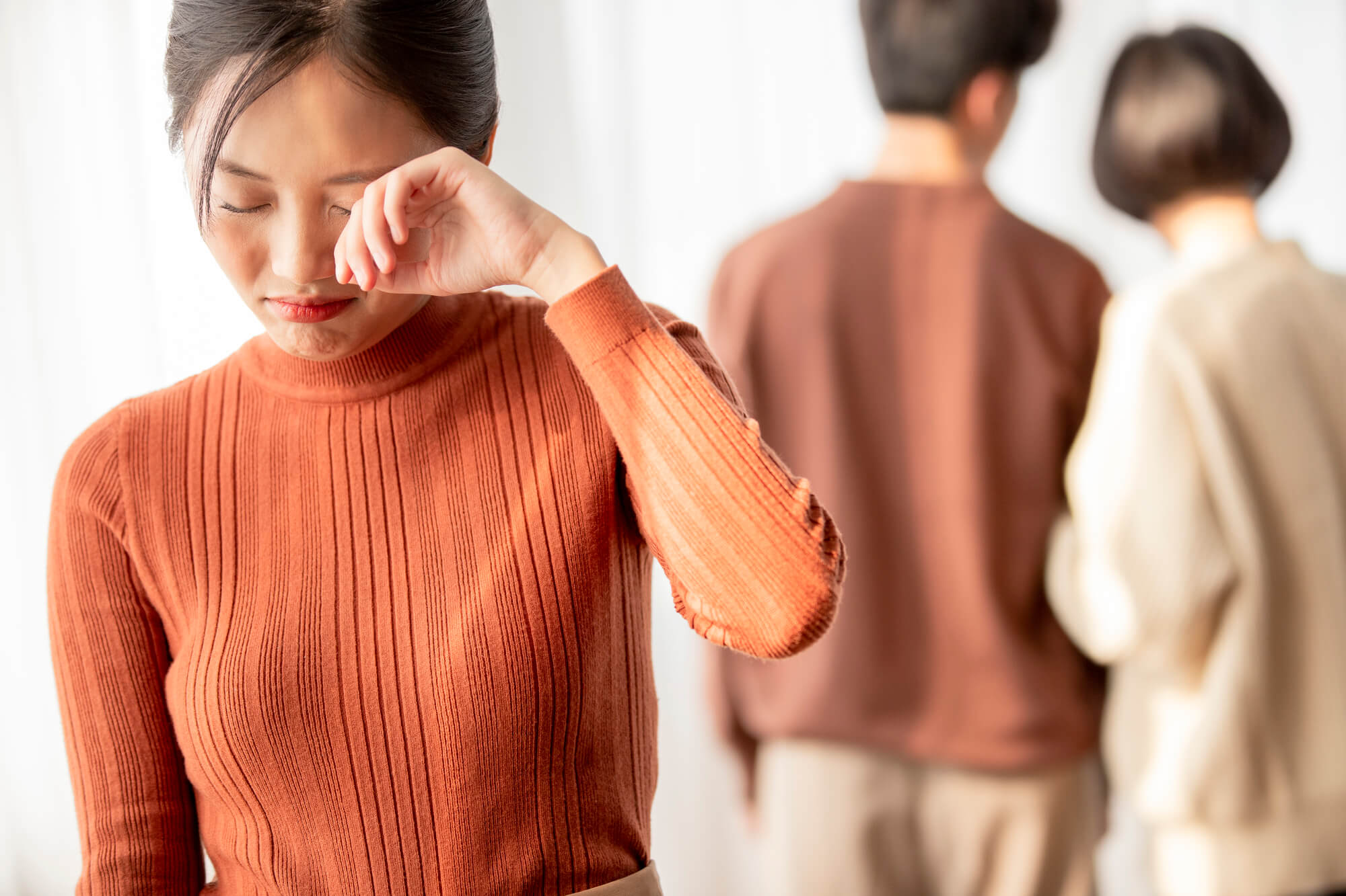夫(妻)が異性と食事に行くのは不貞行為?慰謝料を請求できるケースとその方法を徹底解説