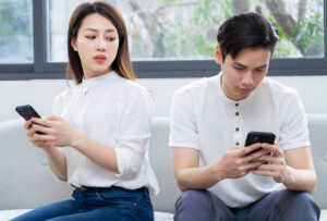 LINE(ライン)は不貞行為の証拠になる?不貞行為の証拠になるケースや注意点