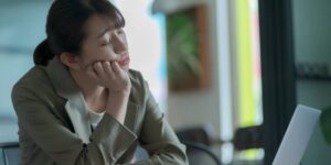 仕事を辞めさせてくれない会社は法律違反?退職する権利とリスクを知ろう