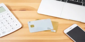 自己破産するとクレジットカードは使えない?作れない?再発行のタイミングも解説!