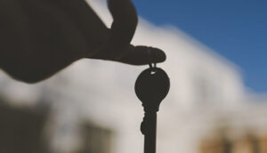 自己破産の際に持ち家を残す方法はある?持ち家を残すための対処法や注意点も解説