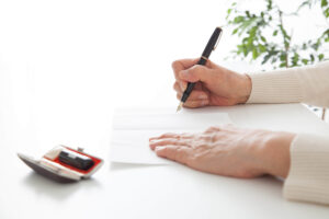 自筆証書遺言の書き方|注意点、形式・内容のポイント、記載例などを解説