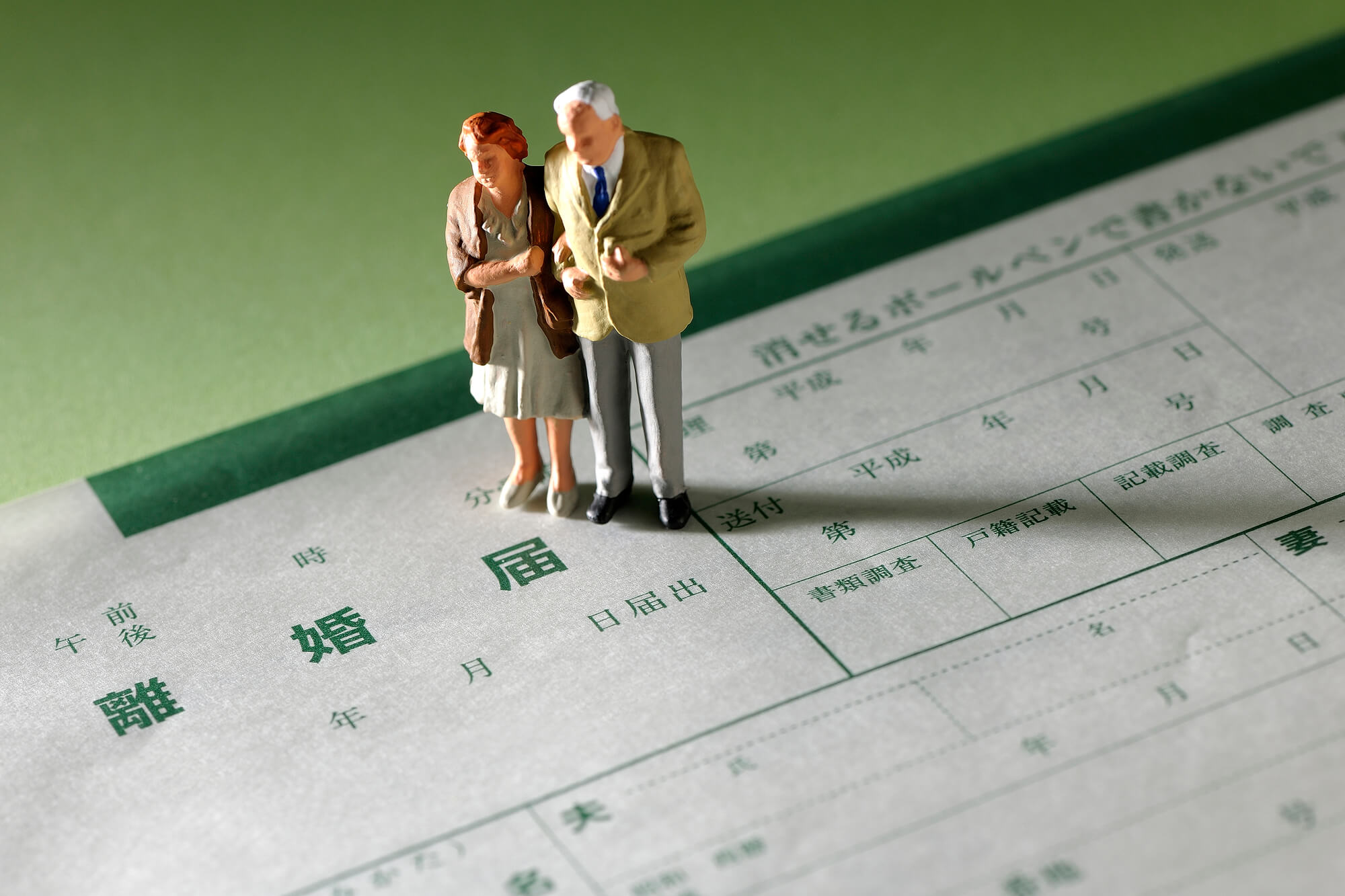 熟年離婚で注目の弁護士とは?弁護士の探し方や費用相場を解説