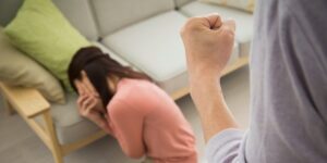 DV男のよくある特徴10個|見分け方やDV男と別れる方法も解説