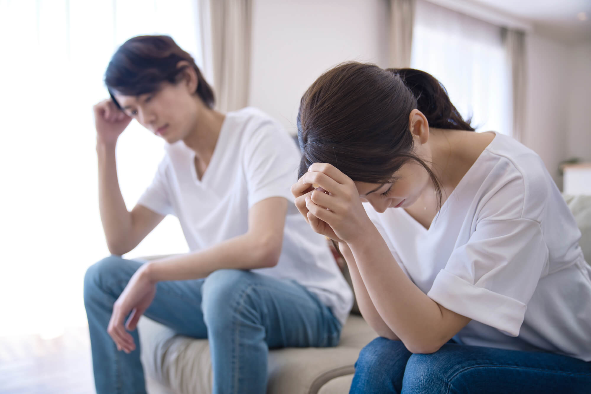 妻の浮気で離婚する場合の対応|慰謝料・親権・養育費の決め方を解説