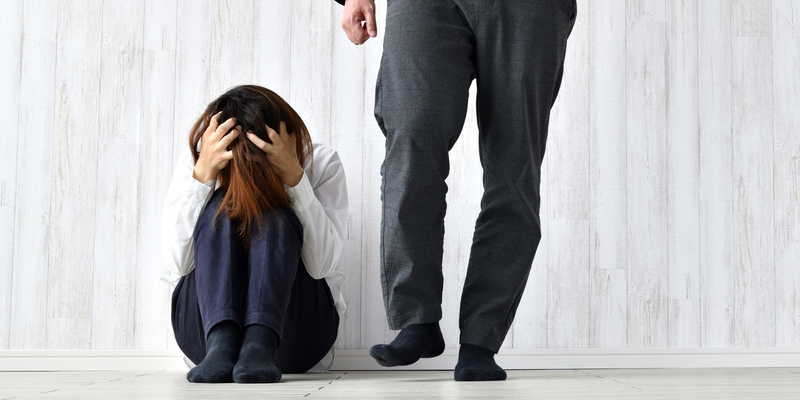 DV男の特徴13選|付き合う前のチェックポイントや被害を受けた際の対処法を解説