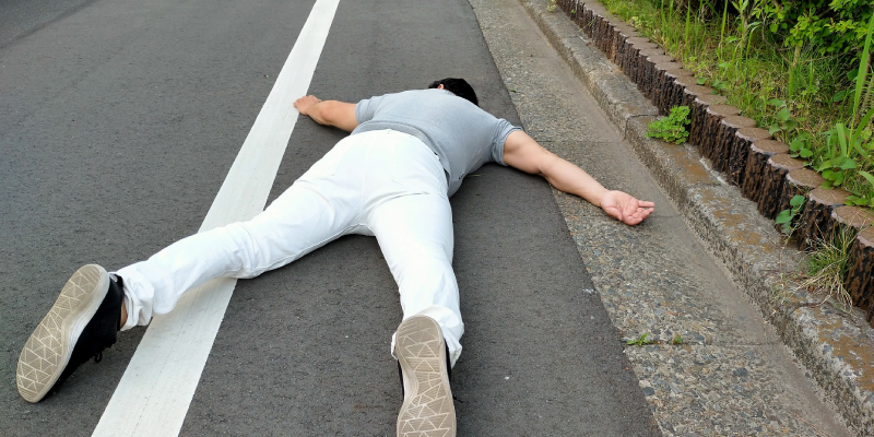 ひき逃げの刑罰とは?事例・逮捕後の流れ・対処法を解説