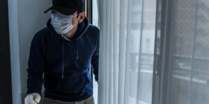 住居侵入罪とは?よくある事例や逮捕後の流れについても解説