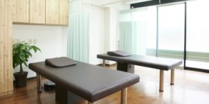 交通事故の治療で整骨院に通うなら知っておきたいメリットとトラブル|請求できるお金や算出方法も紹介