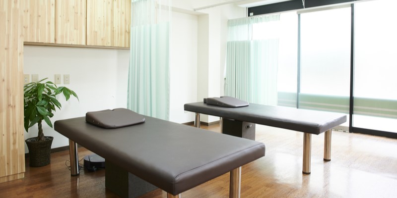 交通事故の治療で整骨院に通うなら知っておきたいメリットとトラブル｜請求できるお金や算出方法も紹介