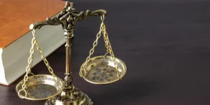 名誉毀損で刑事告訴できる条件と訴訟の流れ|訴えられた場合の対処法とは?