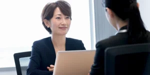 通勤途中の事故で労災保険は使える?適用条件や自動車保険との使い分けを解説