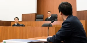 交通事故で裁判を起こすメリット・デメリット|裁判の流れや費用面も解説